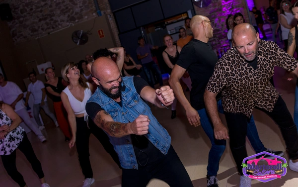 Practicando pasos de baile en Martorell Salsera