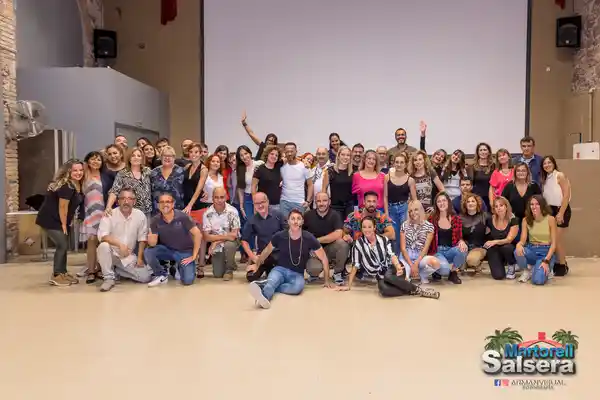Aprendiendo a bailar en una escuela de baile