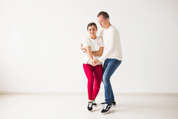 Pareja aprendiendo como bailar bachata