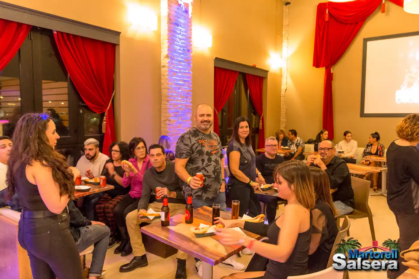 Alumnos compartiendo en nuestra escuela de salsa en barcelona