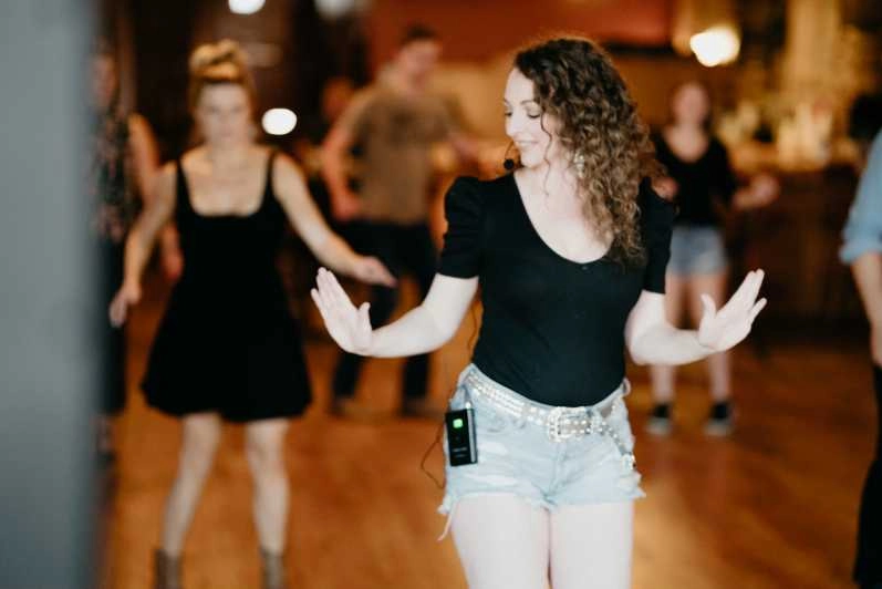 Instructora enseñando baile en línea