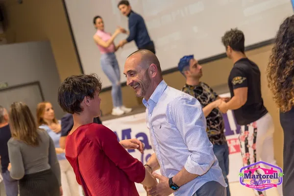 Alumnos-bailando-en-clases-de-Bachata