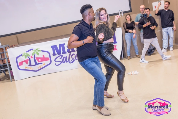 Argenis y Carolina bailando Eres mía de Romeo Santos