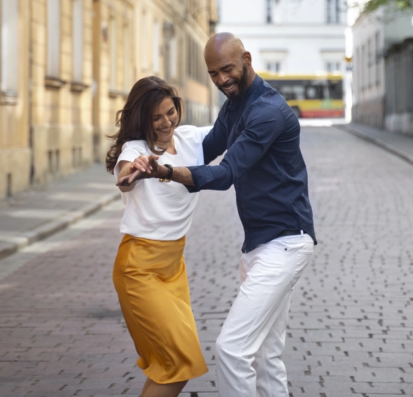 Pareja bailando salsa cubana en barcelona