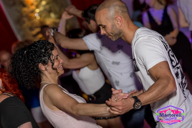 Alumnos bailando Bachata