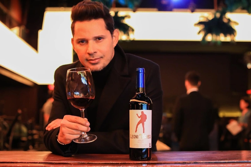 Leoni Torres brindando con su vino